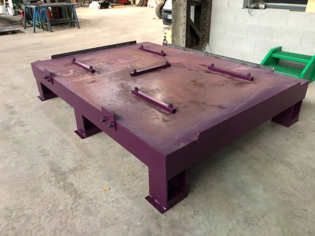Table vibrante industrielle pour compactage de sable et matière radioactive dans casier métallique 10 tonnes