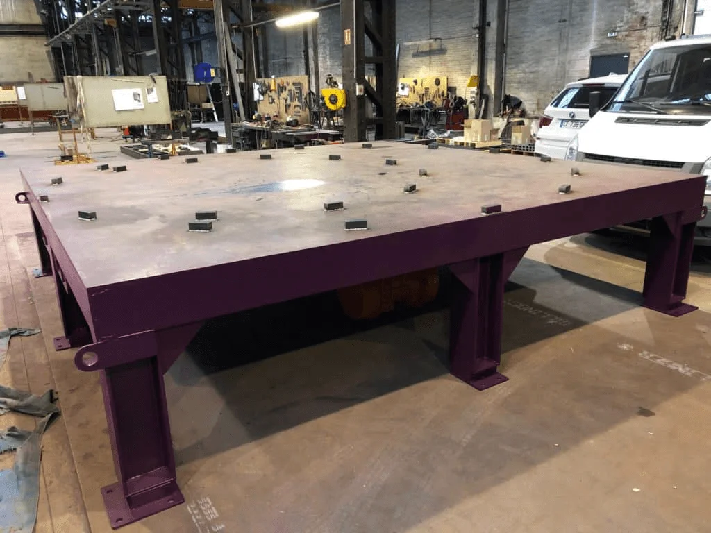 Table vibrante industrielle pour compactage de charbon de bois dans une cuve métallique de 12 tonnes